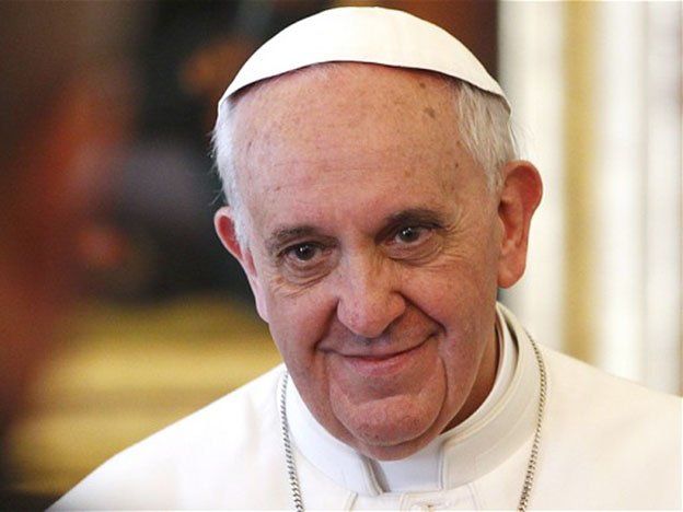 El papa recibió a un transexual español y a su prometida