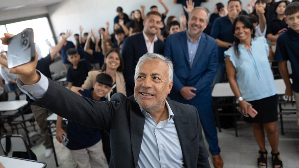 Selfie. La toma el gobernador Alfredo Cornejo. Detrás, Matías Stevanato. Selfie. La toma el gobernador Alfredo Cornejo. Detrás, Matías Stevanato.