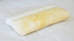Trucos de limpieza: cómo sacar las manchas amarillas de la almohada con este DIY.