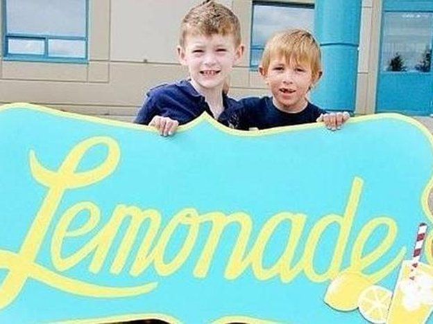 Recaudó 60 mil dólares vendiendo limonada para su mejor amigo que está enfermo