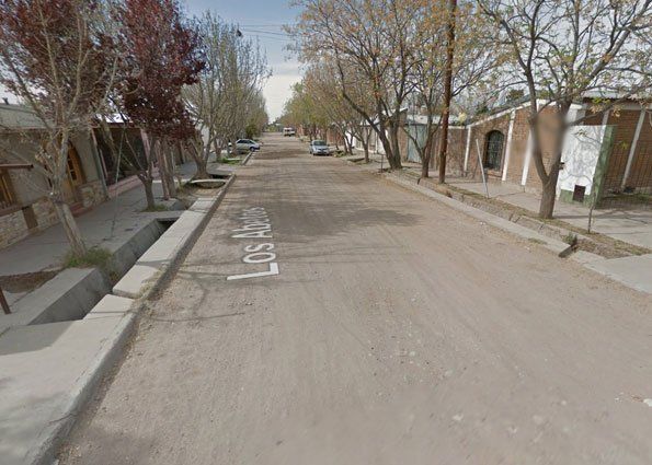 Quedaron con el auto varados en el barro y los asaltaron