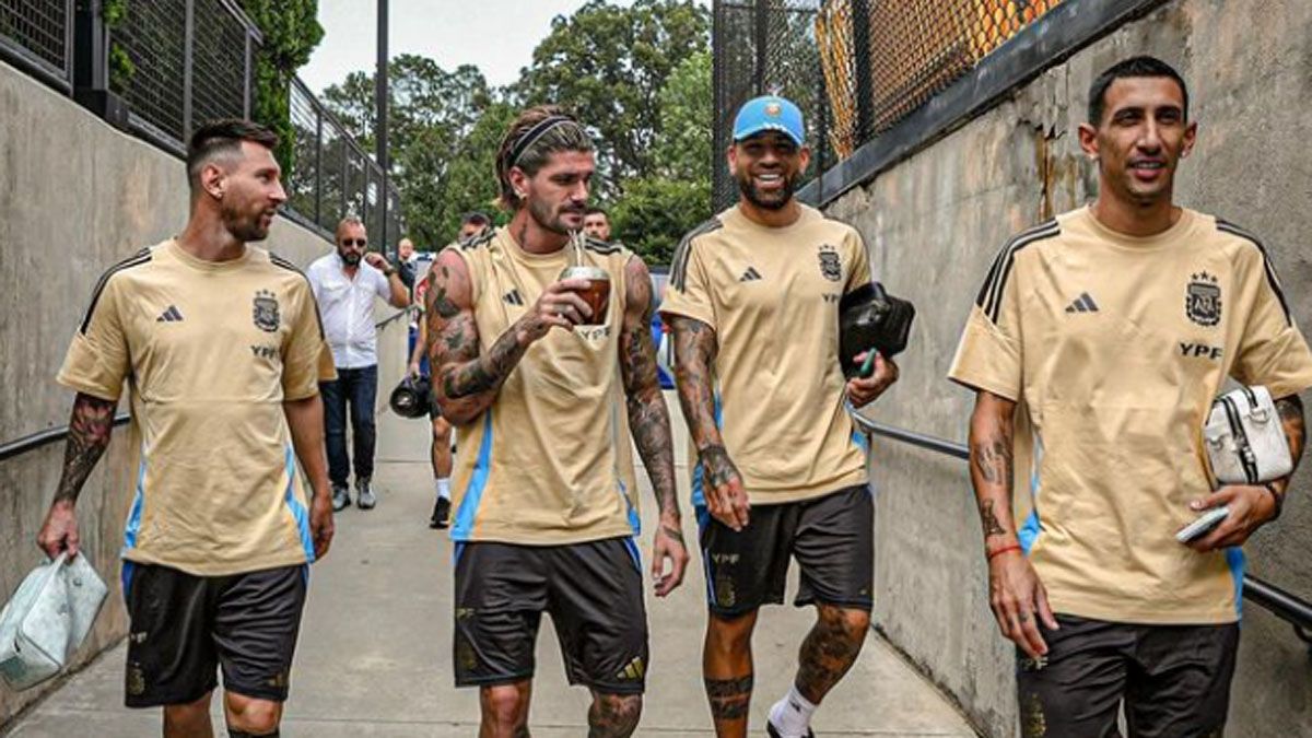Messi, De Paul, Otamendi y Di María esperando el debut.