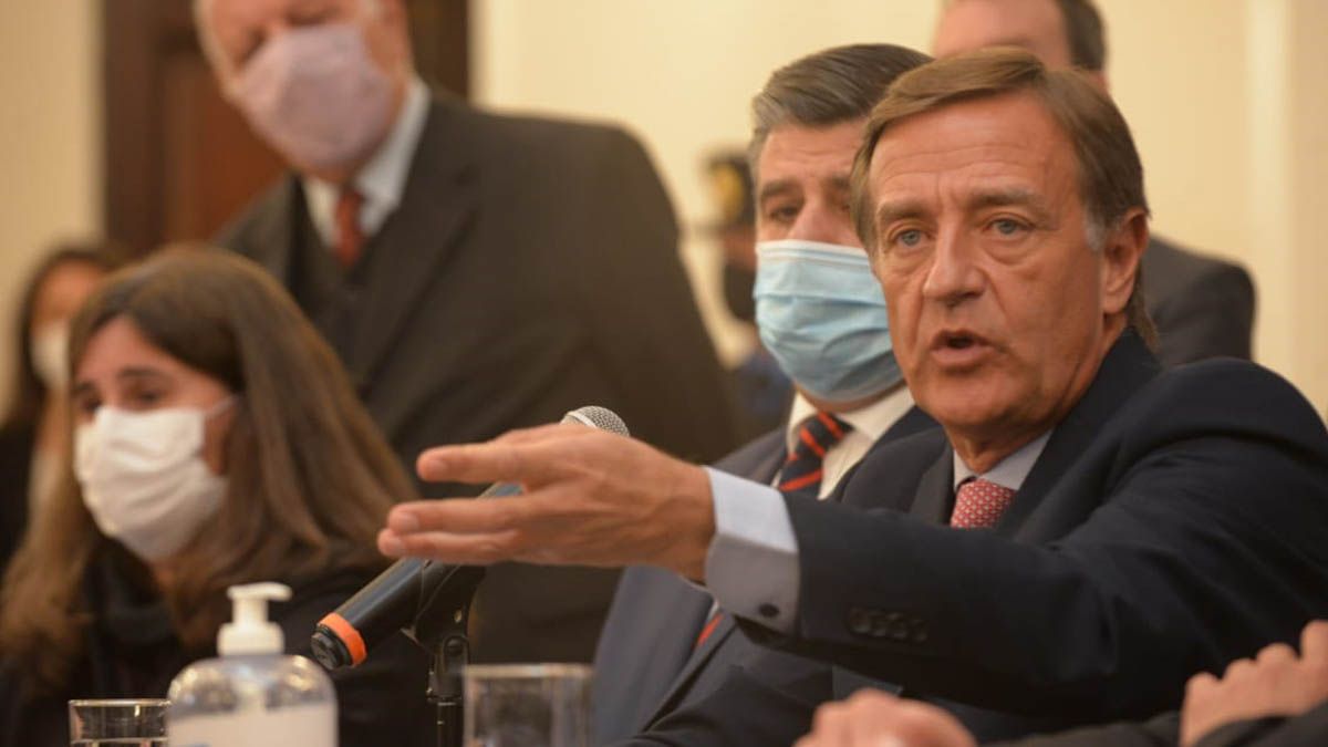 Suarez junto a la ministra de Salud, Ana María Nadal. Criticó las demoras que el gobierno Nacional viene teniendo para enviar las vacunas y dijo que vacuna que llega se coloca
