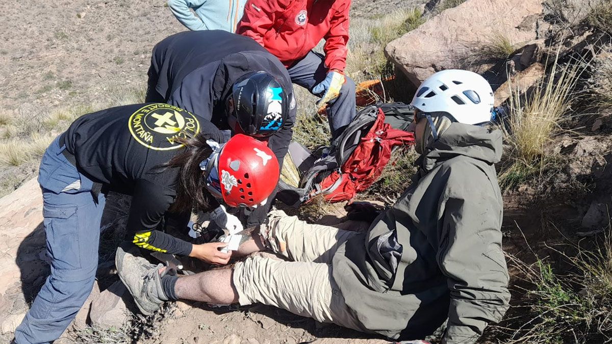 Un parapentista de 35 años cayó en el Cerro Arco y fue auxiliado por la Patrulla de Rescate.