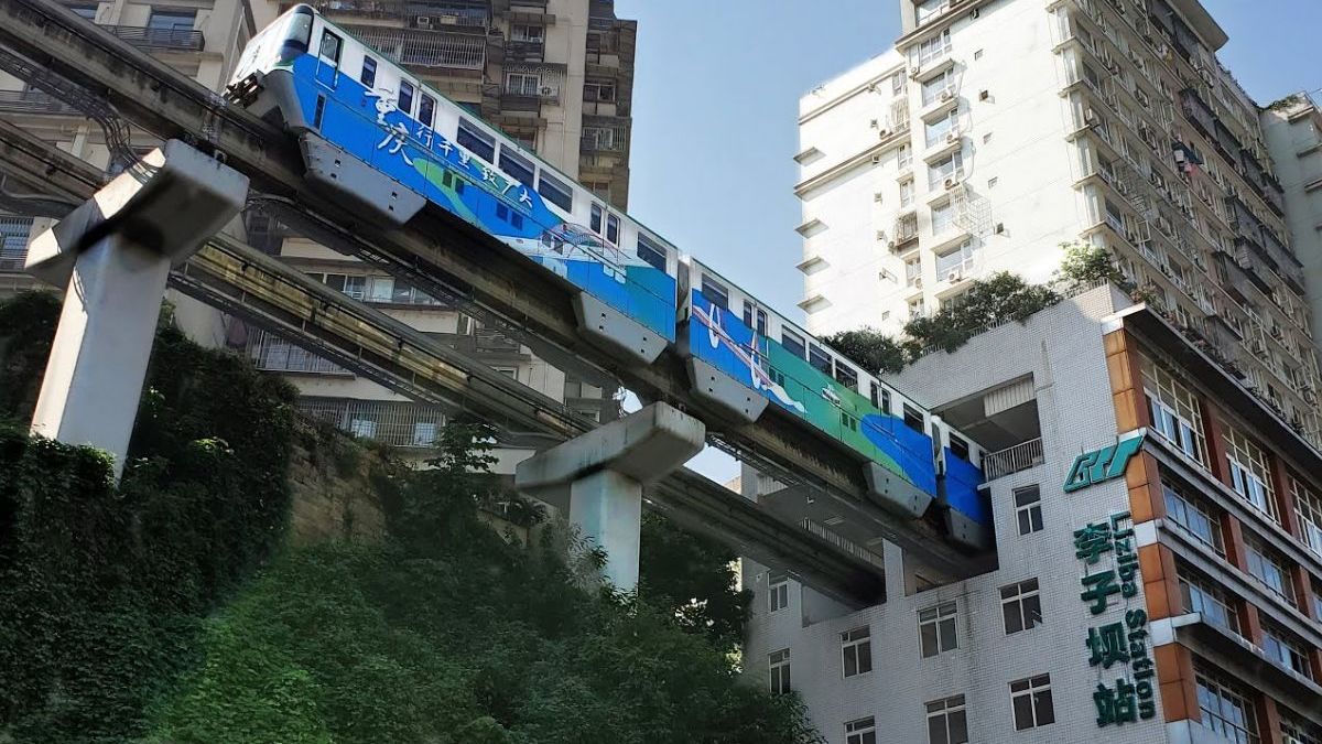 El innovador sistema de transporte de China: el tren que cruza un edificio de manera única en el mundo