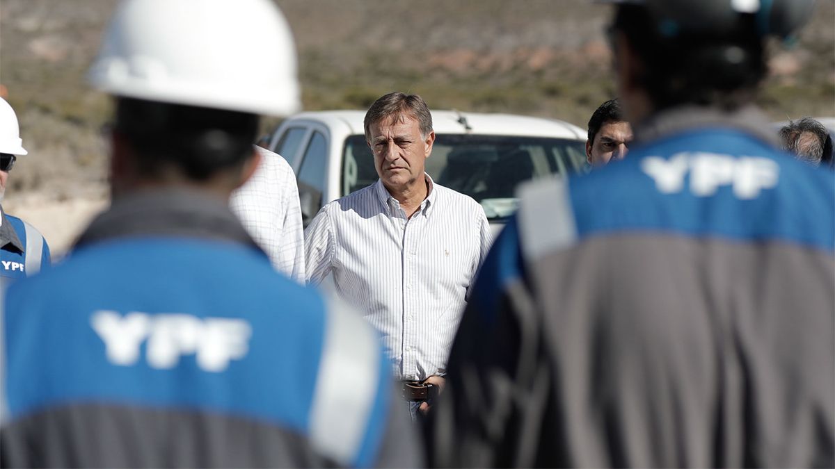 El gobernador Rodolfo Suarez estuvo en marzo en la zona mendocina de Vaca Muerta, al inicio de los trabajos de perforación de YPF. El gobernador Rodolfo Suarez estuvo en marzo en la zona mendocina de Vaca Muerta, al inicio de los trabajos de perforación de YPF.