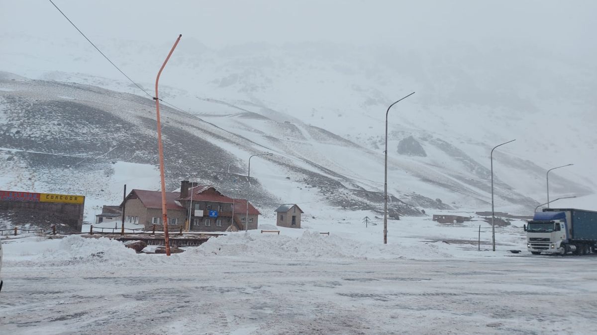 Este fin de semanas se han registrado muy fuertes nevadas en alta montaña, y por ellos las autoridades de Chile y Argentina decidieron cerrar el paso a Chile, en especial el sistema combinado Cristo Redentor, sobre Ruta 7.