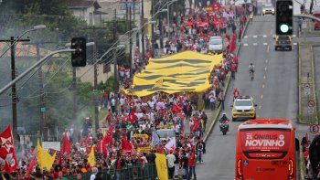 Muestras de apoyo a Lula frente a la cárcel de Curitiba al cumplir un año en prisión