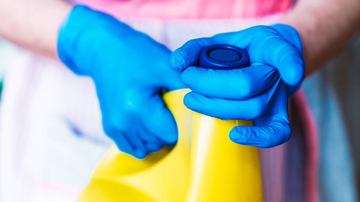 Los 4 errores más frecuentes al usar la lavandina en las tareas de limpieza del hogar