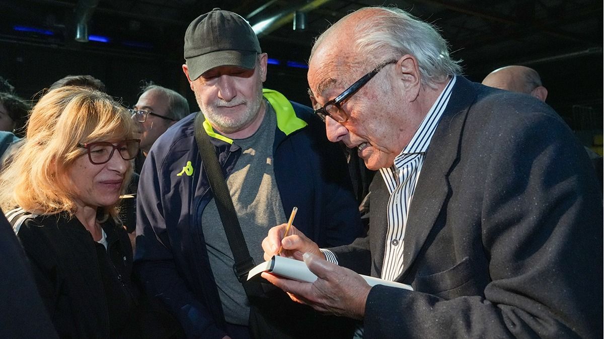 Osvaldo Granados aprovechó la charla para firmar libros y sacarse fotos con sus oyentes de Radio Nihuil. Osvaldo Granados aprovechó la charla para firmar libros y sacarse fotos con sus oyentes de Radio Nihuil.