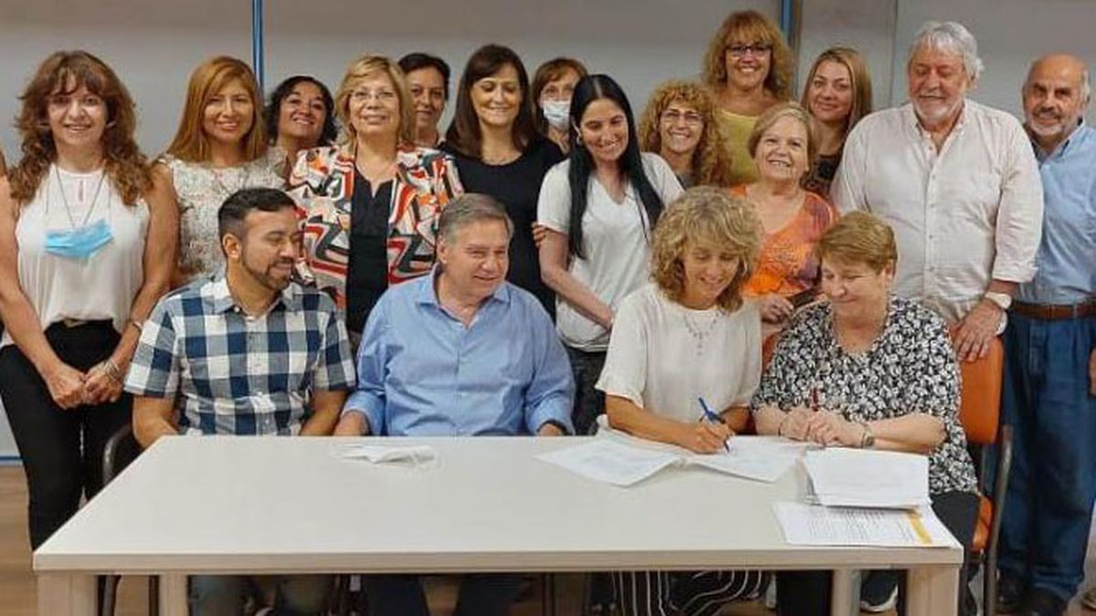 Claudia Iturbe, con lapicera en mano, junto a Isabel Del Pópolo, quien deja su cargo como secretaria general tras 12 años consecutivos al frente de AMPROS.