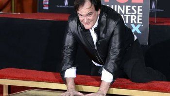 Tarantino imprime una palabrota junto a sus huellas