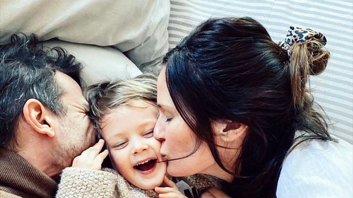 Paula Chaves y Peter Alfonso con uno de sus hijos.