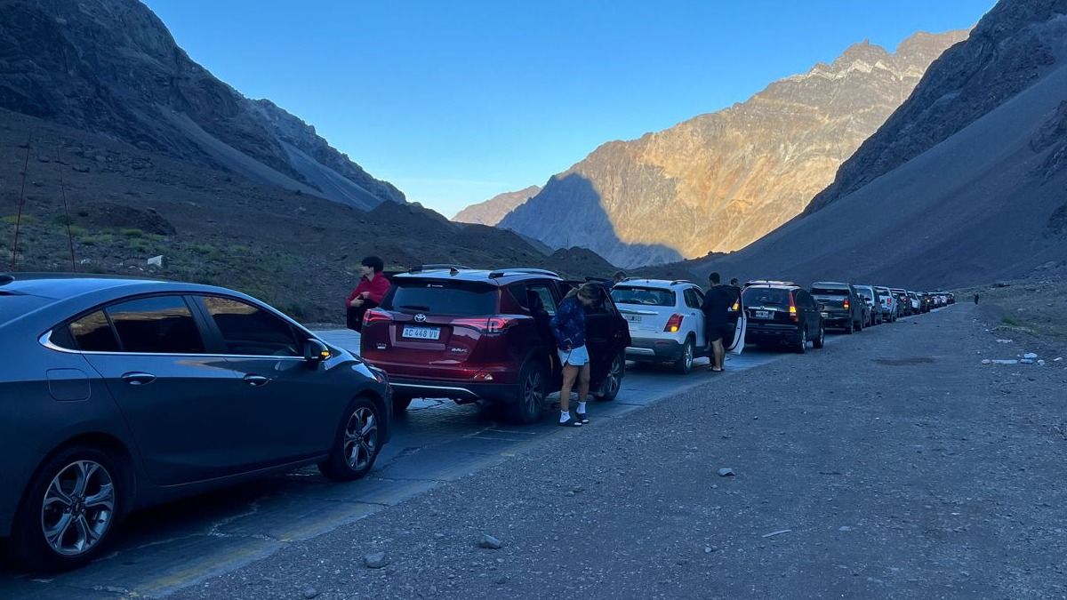 Los viajeros que rumbearon hacia Chile a primera hora del sábado. Foto: Osvaldo Valle. Los viajeros que rumbearon hacia Chile a primera hora del sábado. Foto: Osvaldo Valle.