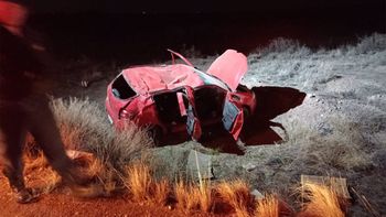 Una familia brasileña volcó en la ruta 7 en un auto que habían alquilado para pasear