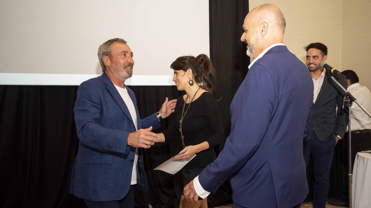 Daniel Vila felicita a los arquitectos Alfaro y Lesch, quienes diseñaron el proyecto ganador del concurso nacional y abierto para el nuevo polo urbano a construirse en el piedemonte mendocino.