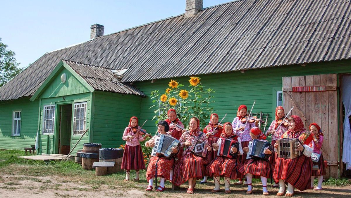 Mujeres de Kihnu con sus trajes típicos. Mujeres de Kihnu con sus trajes típicos.