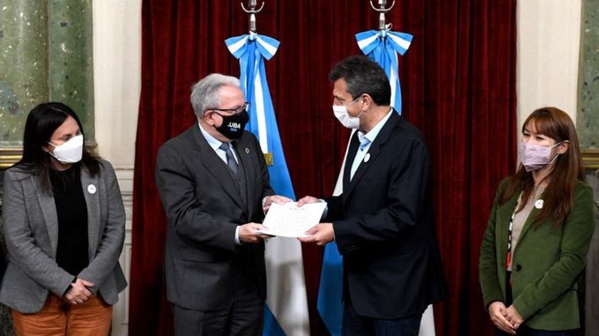 El presidente de Diputados, Sergio Massa, y el rector de la UBA, Alberto Barbieri, durante la presentación del proyecto de ley.