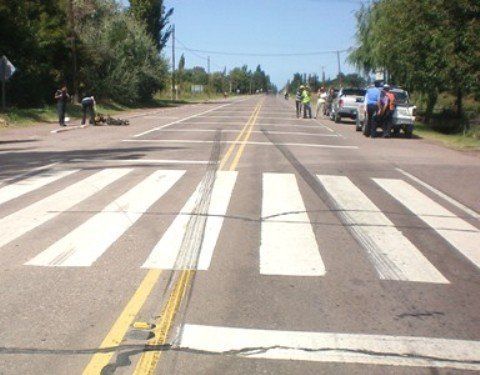 Una camioneta se llevó por delante una moto y un anciano está internado