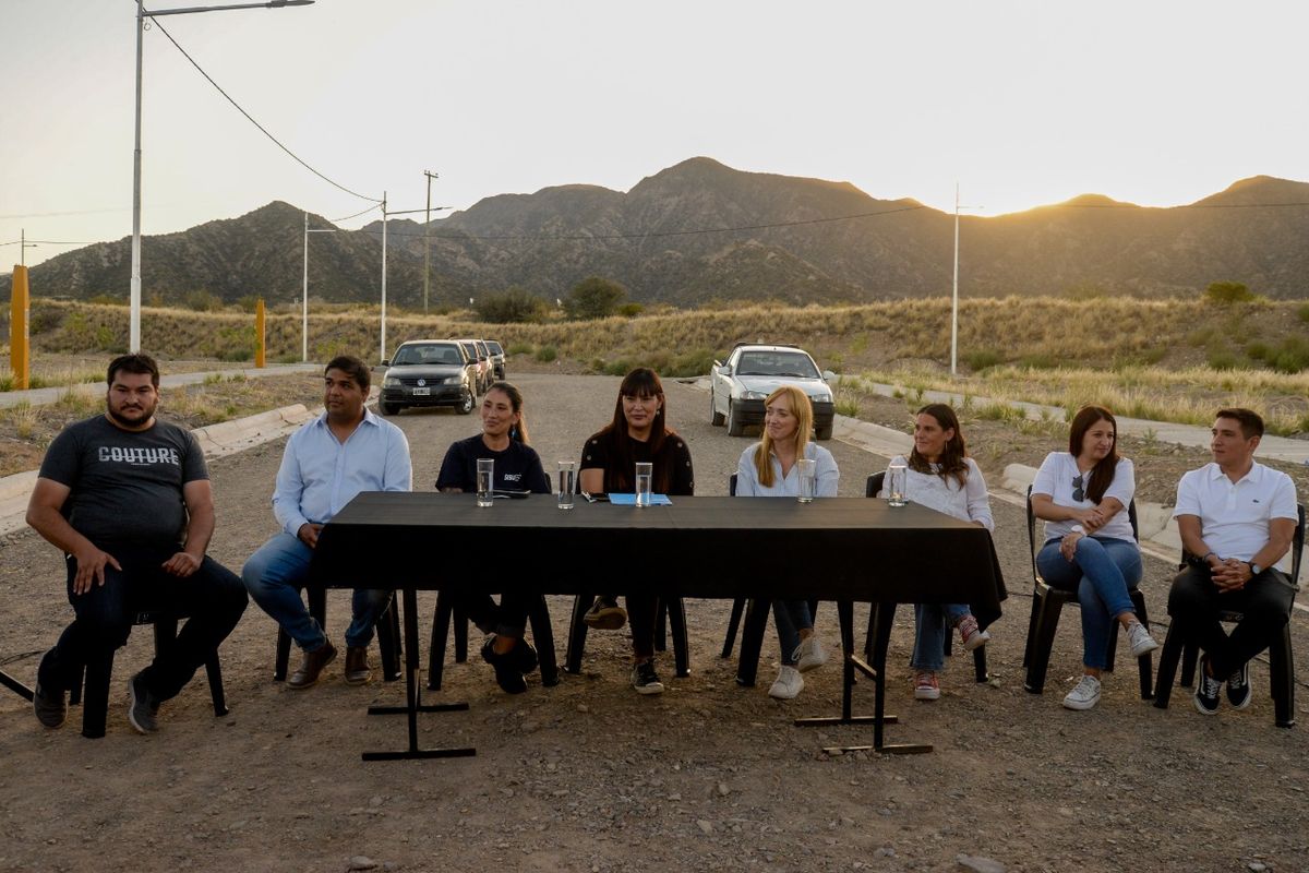 En el acto de inauguración de las obras estuvieron Anabel Fernández Sagasti
