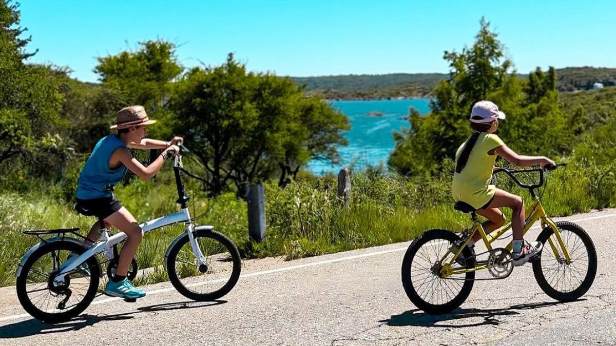 Favstin e Irena recorren en bici y aprenden de la naturaleza. Favstin e Irena recorren en bici y aprenden de la naturaleza.