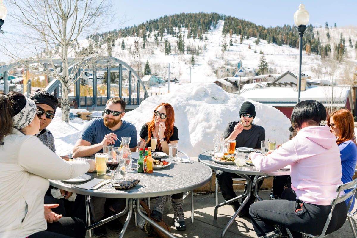 Amigos practicaron deportes en la nieve y se sentaron a descansar. Amigos practicaron deportes en la nieve y se sentaron a descansar.