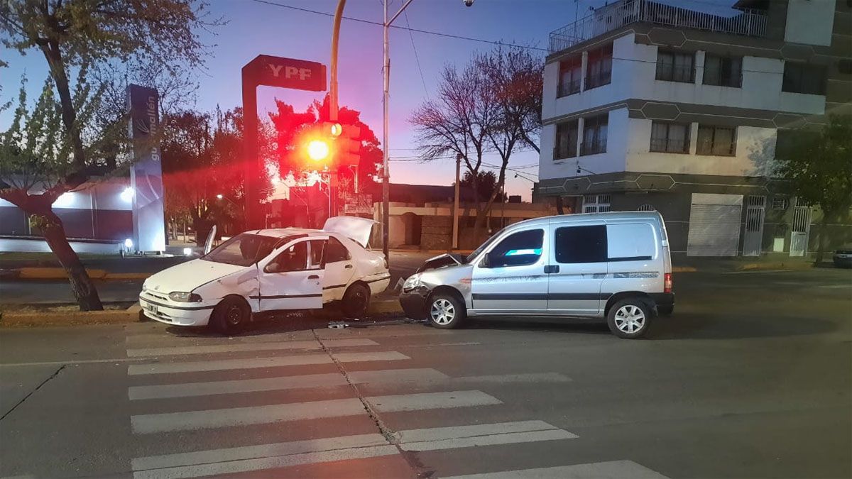 Una pareja escapó luego de chocar su auto en plena Costanera