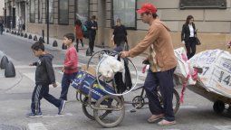 La pobreza en Argentina aumentó del 32% al 35% en lo que va del año