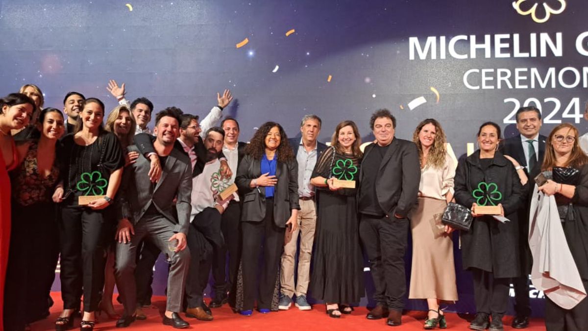 Los galardonados con las estrellas Michelin junto a la ministra de Turismo, Nora Vicario (en el centro de la imagen con saco negro).