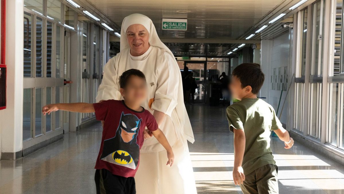 Los chicos que llevan tiempo en el Hospital Notti conocen y adoran a la religiosa Norma Campusano. Y corren a abrazarla cada vez que ella aparece por los pasillos. Los chicos que llevan tiempo en el Hospital Notti conocen y adoran a la religiosa Norma Campusano. Y corren a abrazarla cada vez que ella aparece por los pasillos.