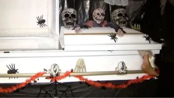 Alquilaron un ataúd para Halloween pero cuando lo abrieron se llevaron una sorpresa