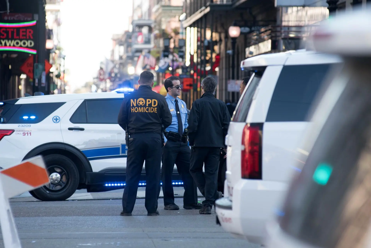 Las autoridades que estuvieron en la emergencia a causa de un atropello masivo en el barrio francés de Nueva Orleans en Estados Unidos. Crédito: EFE/Shawn Fink.