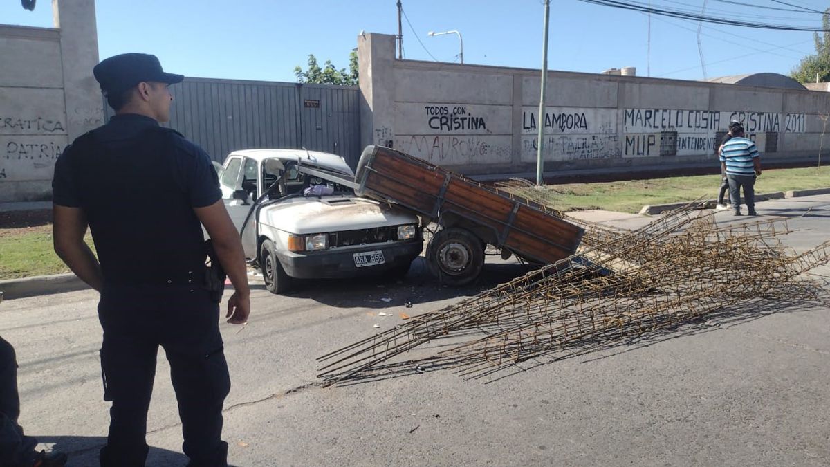 Una mujer resultó con lesiones al impactar con un carro que se desprendió de un automóvil en Godoy Cruz