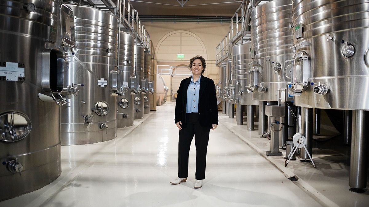 La clave para Claudia es liderar de forma auténtica y genuina siendo mujer, evitando copiar a los hombres de la industria del vino. La clave para Claudia es liderar de forma auténtica y genuina siendo mujer, evitando copiar a los hombres de la industria del vino.