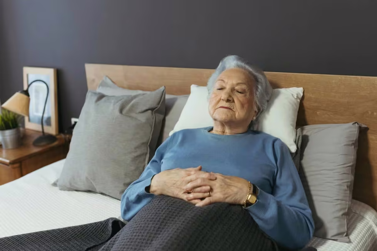 Los adultos mayores necesitan entre 7 y 8 horas de descanso por noche. Los adultos mayores necesitan entre 7 y 8 horas de descanso por noche. 
