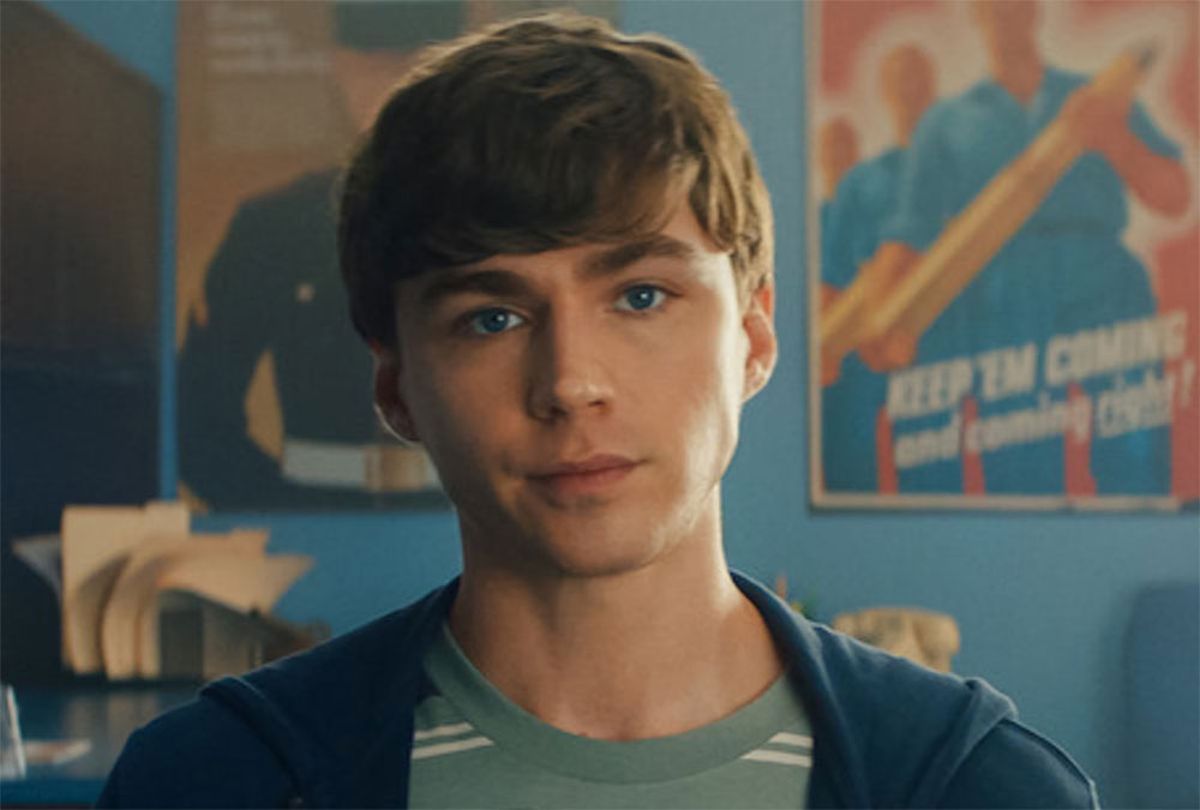 El actor Miles Heizer interpreta a Cameron Cope en la serie de Netflix, un chico homosexual que se alista en el Cuerpo de Marines de los Estados Unidos.