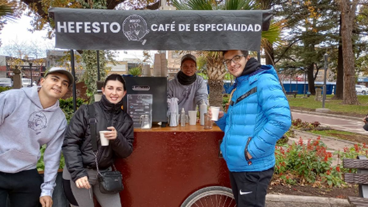 Juampi y Emi con algunos de sus primeros clientes en Hefesto.