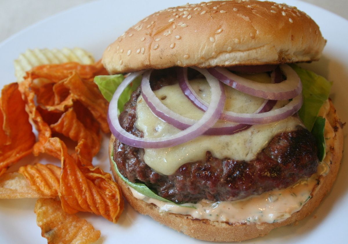 Lo que le agregues a tu hamburguesa le dará un toque personal. Lo que le agregues a tu hamburguesa le dará un toque personal.