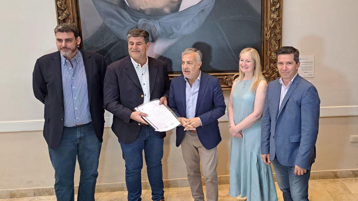 Alfredo Cornejo presentó la nueva Ley de Ministerios.