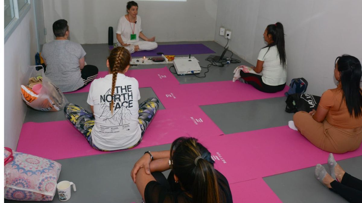 La primera experiencia de yoga en la cárcel de mujeres duró 20 horas, y las internas quieren continuar con el próximo nivel. Foto: Sistema Penitenciario de Mendoza
