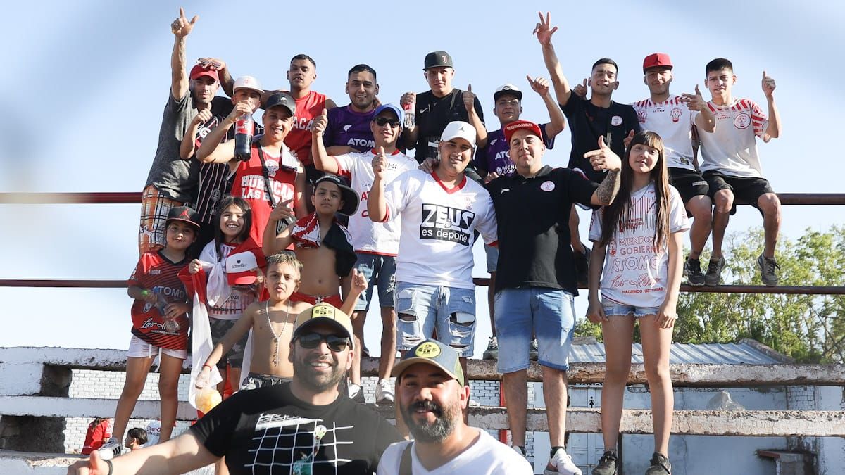 Los hinchas del Globo le hicieron el aguante al Globo como lo hacen siempre. Los hinchas del Globo le hicieron el aguante al Globo como lo hacen siempre.