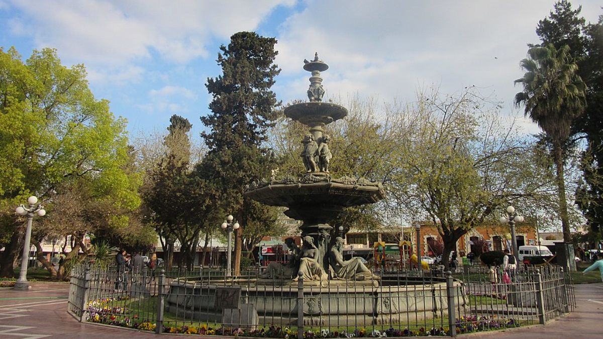 La plaza de Maipú está siendo renovada, y en una de sus esquinas se emplazará la escultura del toro, elegida por los vecinos como ícono que los representa.