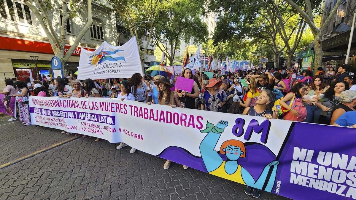 Miles de personas marcharon por la avenida San Martín, hasta Las Heras, luego por Patricias Mendocinas y de allí a la plaza Independencia.