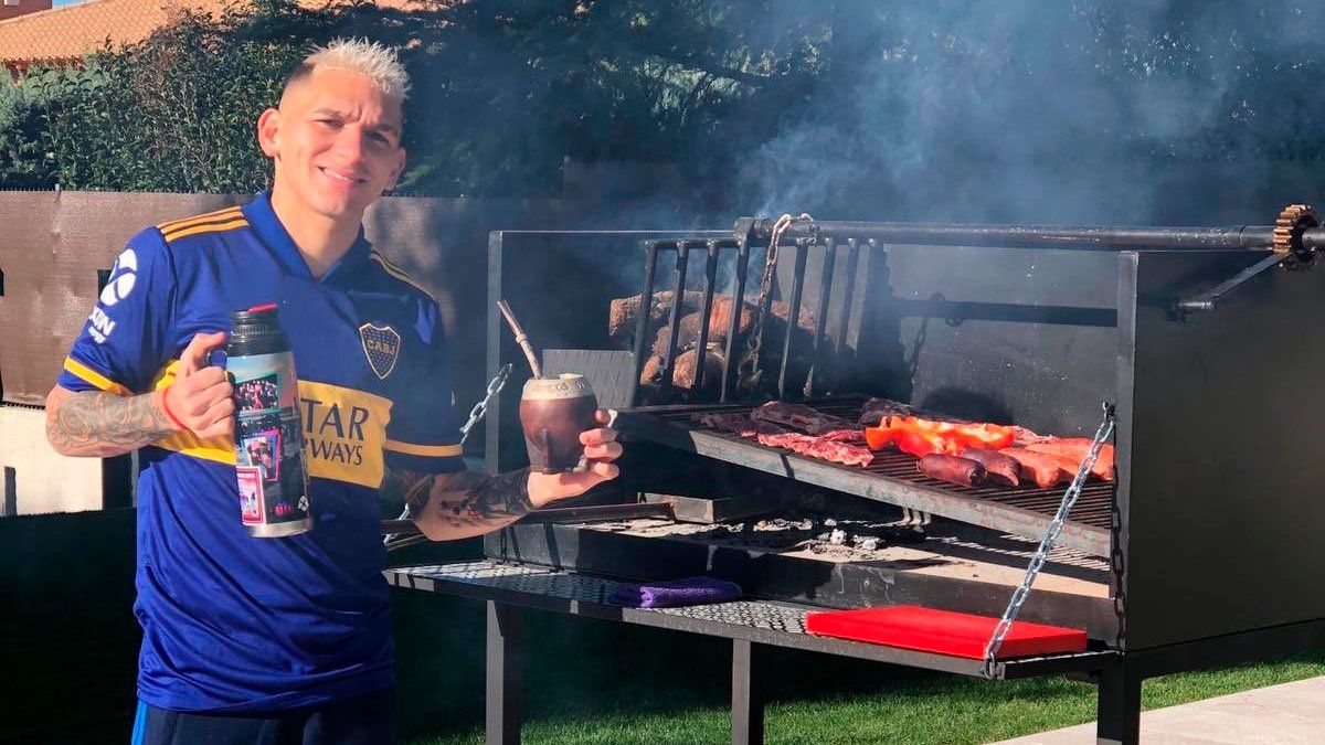 El uruguayo Torreira y un guiño a Boca en el festejo de Navidad.