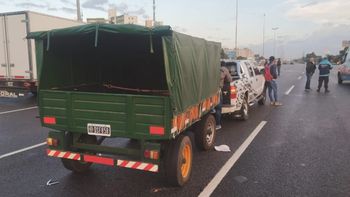 Se bajó por un problema en su camioneta y murió atropellado por otro vehículo