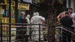 La mujer fue asesinada de un tiro en el cuello por un hombre que se desempeña como cuidador de un centro comercial, en Sierra de los Padres