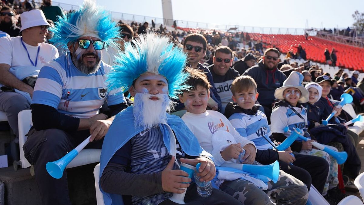 Súper lookeados, los hinchas de Los Pumas coparon el Malvinas este sábado. Fotos: Axel Lloret