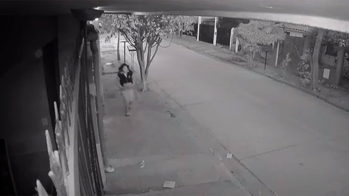 Las imágenes muestran a la mujer sospechosa huyendo con la bebé recién nacida tras haberla robado de un hospital de Tartagal.