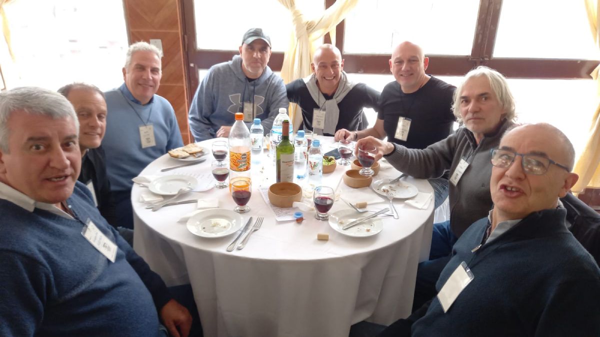 Los ex jugadores de las distintas camadas de los equipos "celestes" se reunieron en las colmadas mesas del asado del cincuentenario para recordar viejos tiempos.