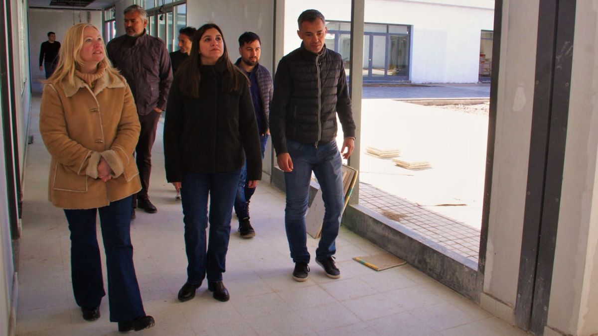 Hebe Casado y Ramiro Blanco durante la recorrida por los trabajos en marcha en el hospital Arturo Illia.